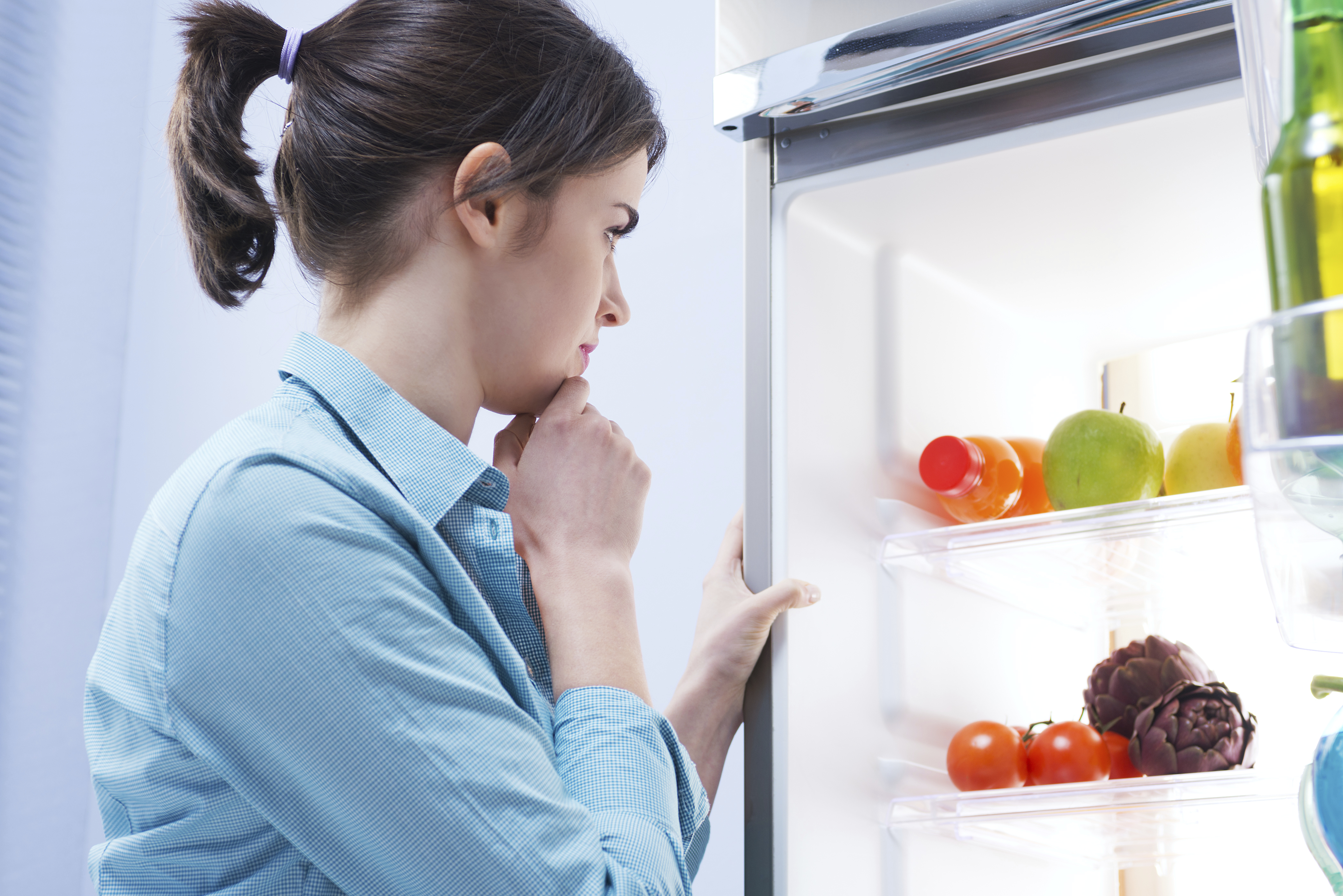 Удалить запах холодильника домашних. Заглядывает в холодильник. Запах в холодильнике. Мытье холодильника. Неприятный запах из холодильника.